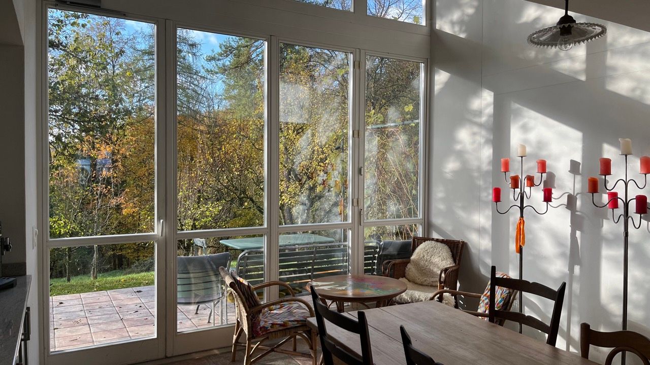 Wohnzimmer der Herberge mit Blick in den Garten