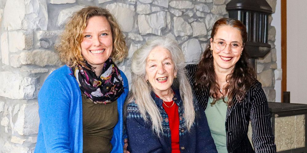 Sabrina Börjesson, Eva Panero und Sibylle Killer vor der Sennhütte