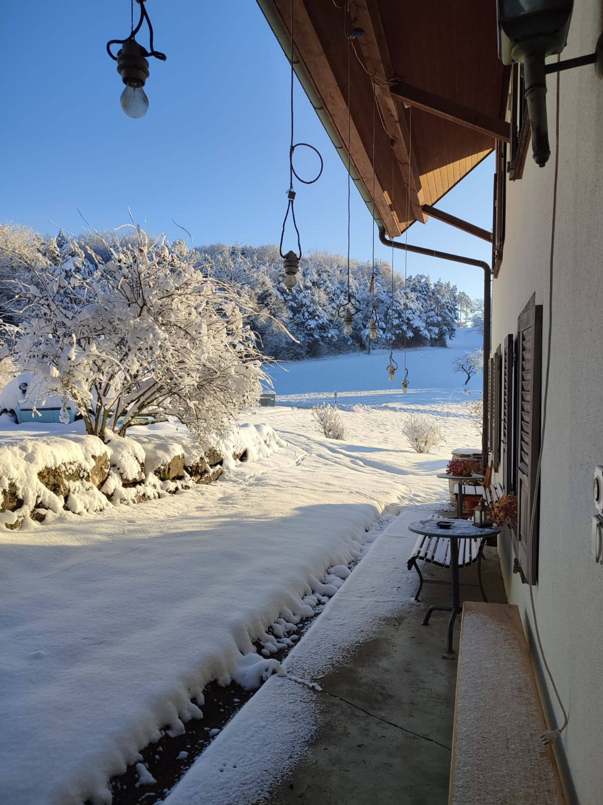 Verschneiter Weg zur Sennhütte