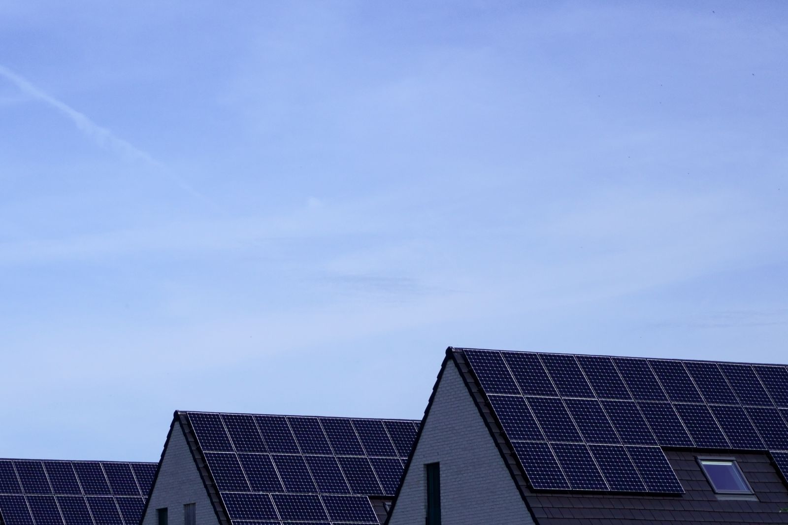 Zonnepanelen op de daken van woningen