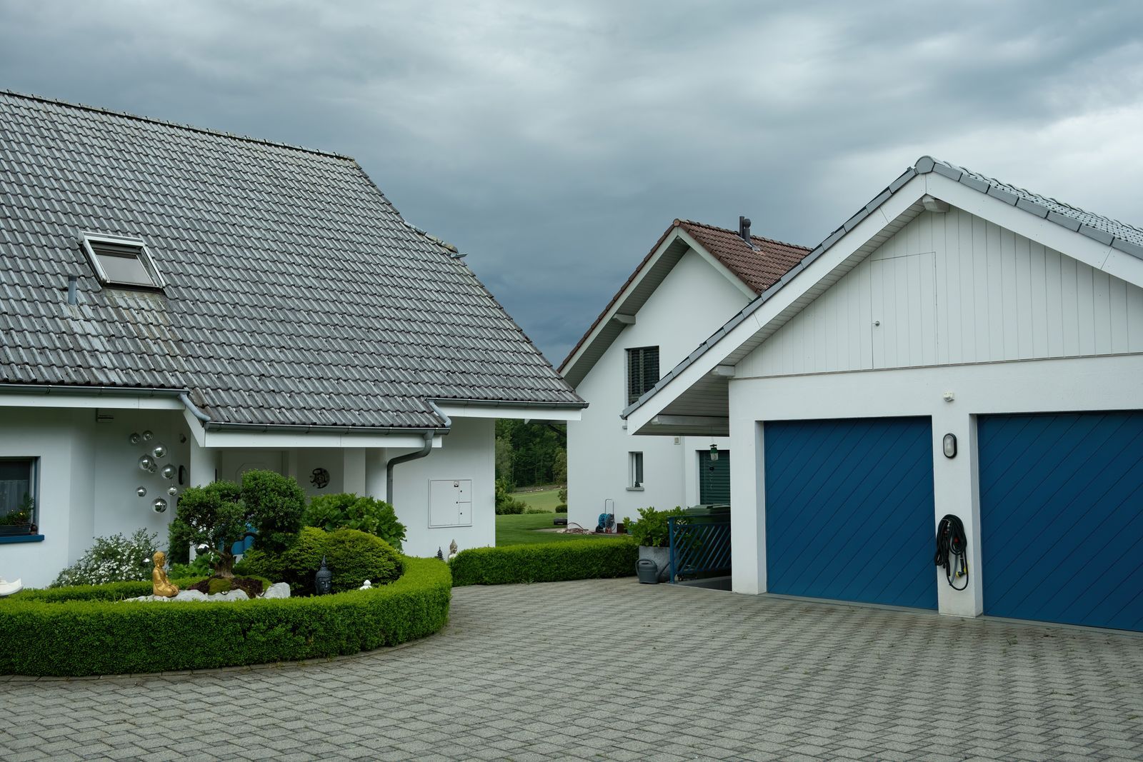Woning met oprit in klinkers en verzorgde voortuin