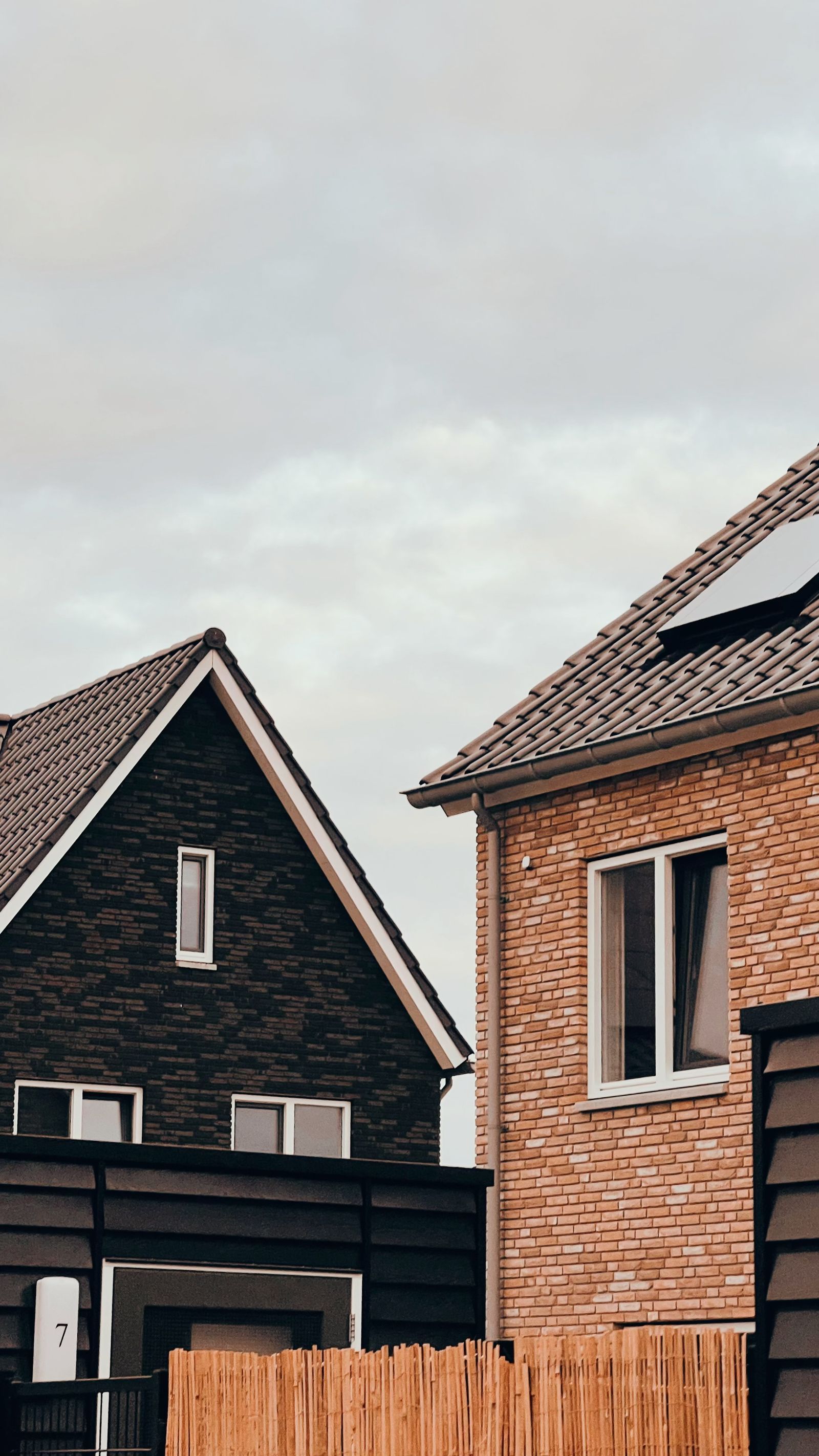 Bakstenen gevels van twee woningen