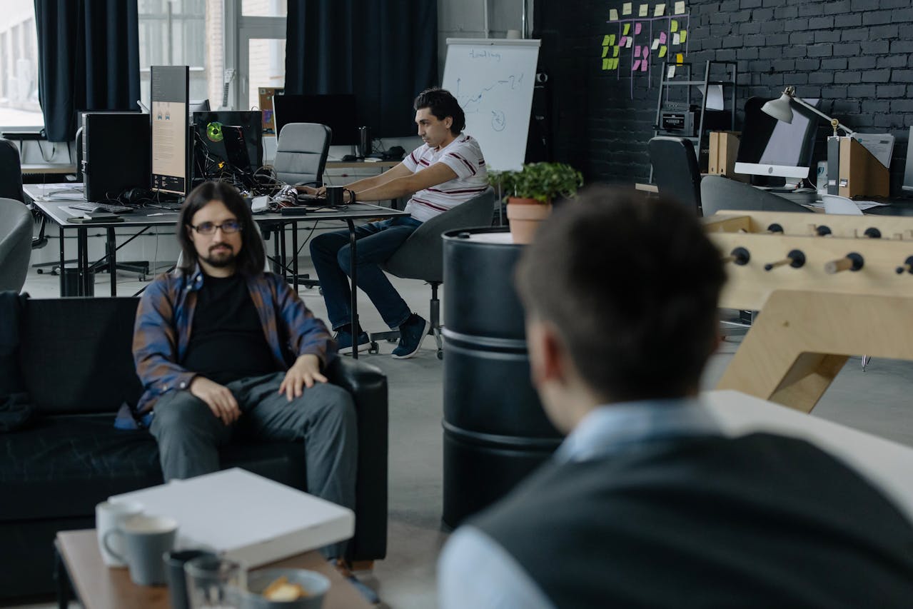 Un estudio reciente demuestra que la IA no reduce el trabajo, lo intensifica