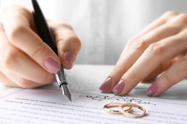 Image Prenuptial and Postnuptial Agreements in Illinois