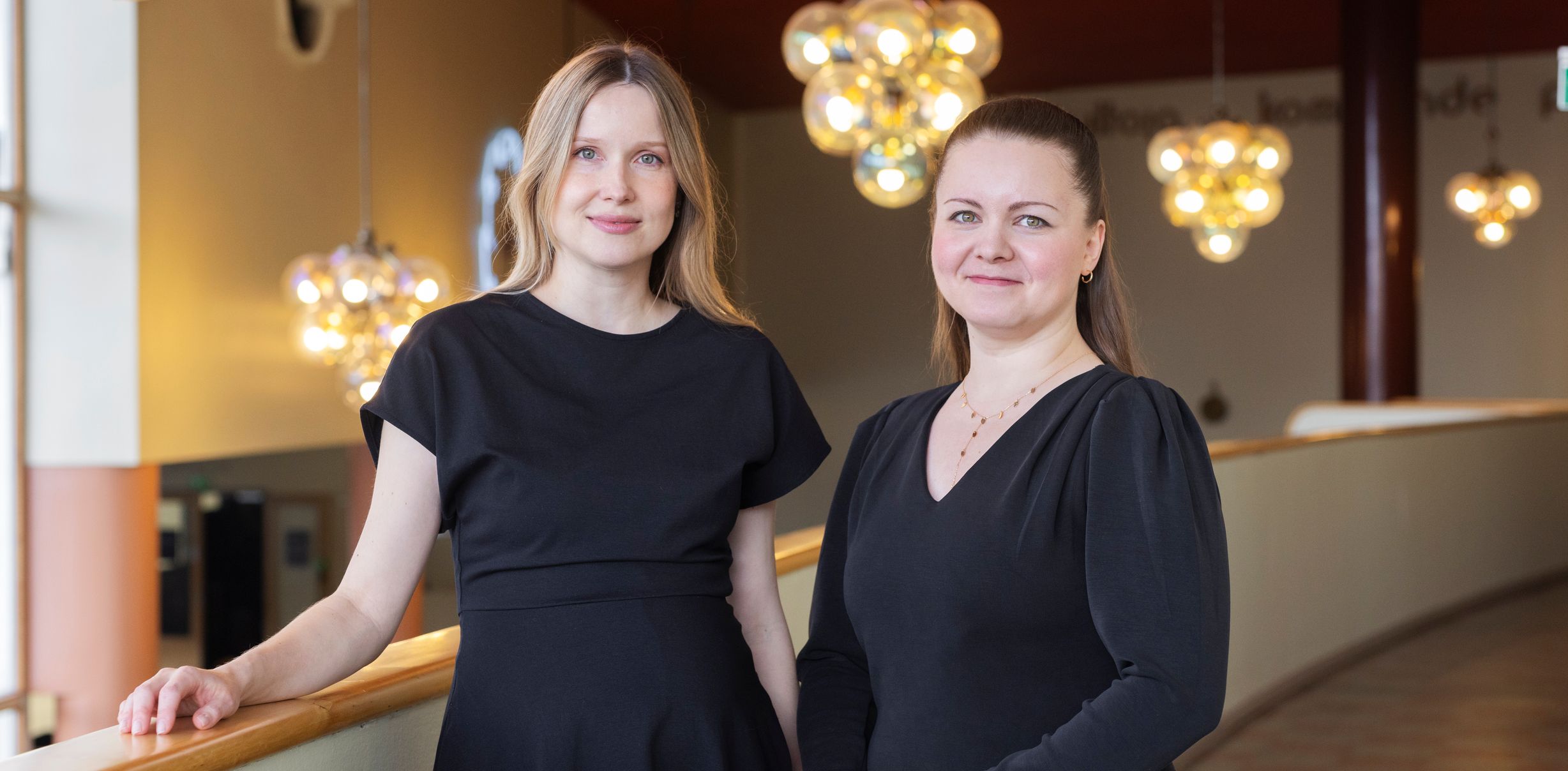 Juhlarahaston asiamies Sani Kontula-Webb ja talous- ja henkilöstöasiantuntija Maria Rehkolainen seisovat Bio Rexin aulassa katse kameraan päin