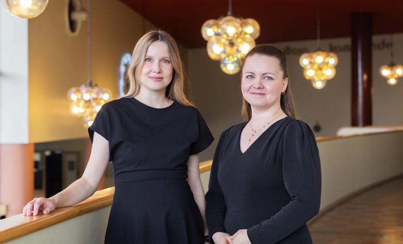Juhlarahaston asiamies Sani Kontula-Webb ja talous- ja henkilöstöasiantuntija Maria Rehkolainen seisovat Bio Rexin aulassa katse kameraan päin
