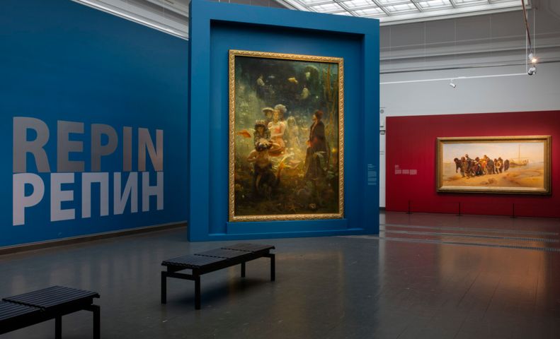 Kuva Repin-näyttelystä, näyttelysalin keskellä on Repinin Sadko-teos