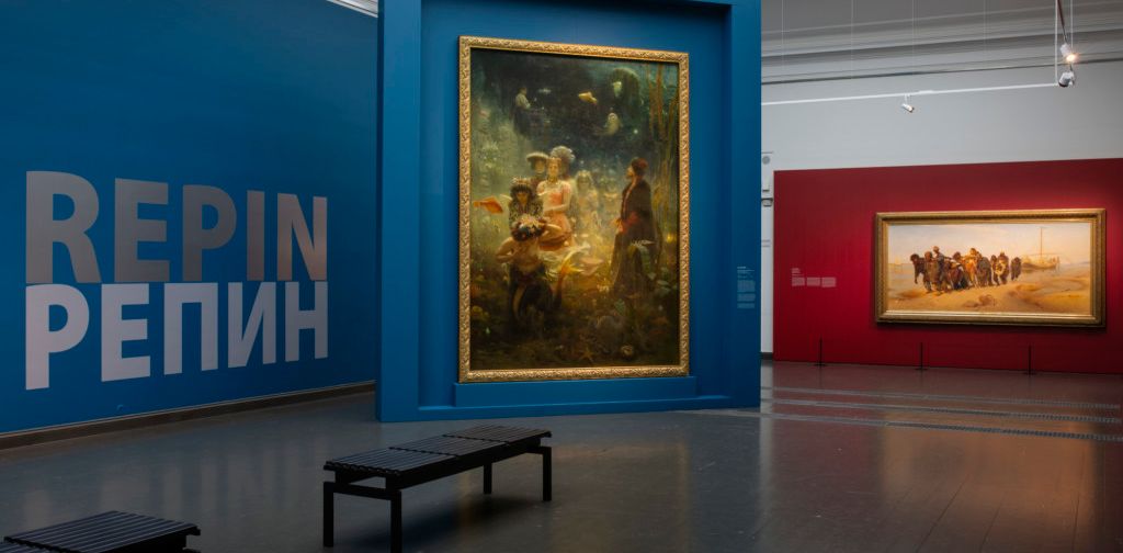 Kuva Repin-näyttelystä, näyttelysalin keskellä on Repinin Sadko-teos 