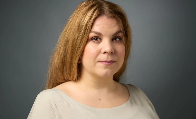 Kuvassa Yleisradion toimittaja Viivi Berghem.