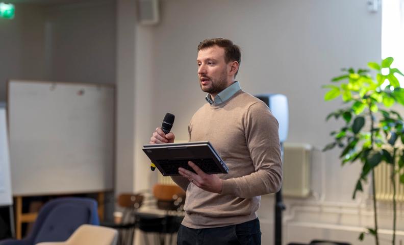 Kuvassa väitöskirjatutkija Valtteri Ahtamo Juhlarahasto Apurahajuhlassa huhtikuussa 2023