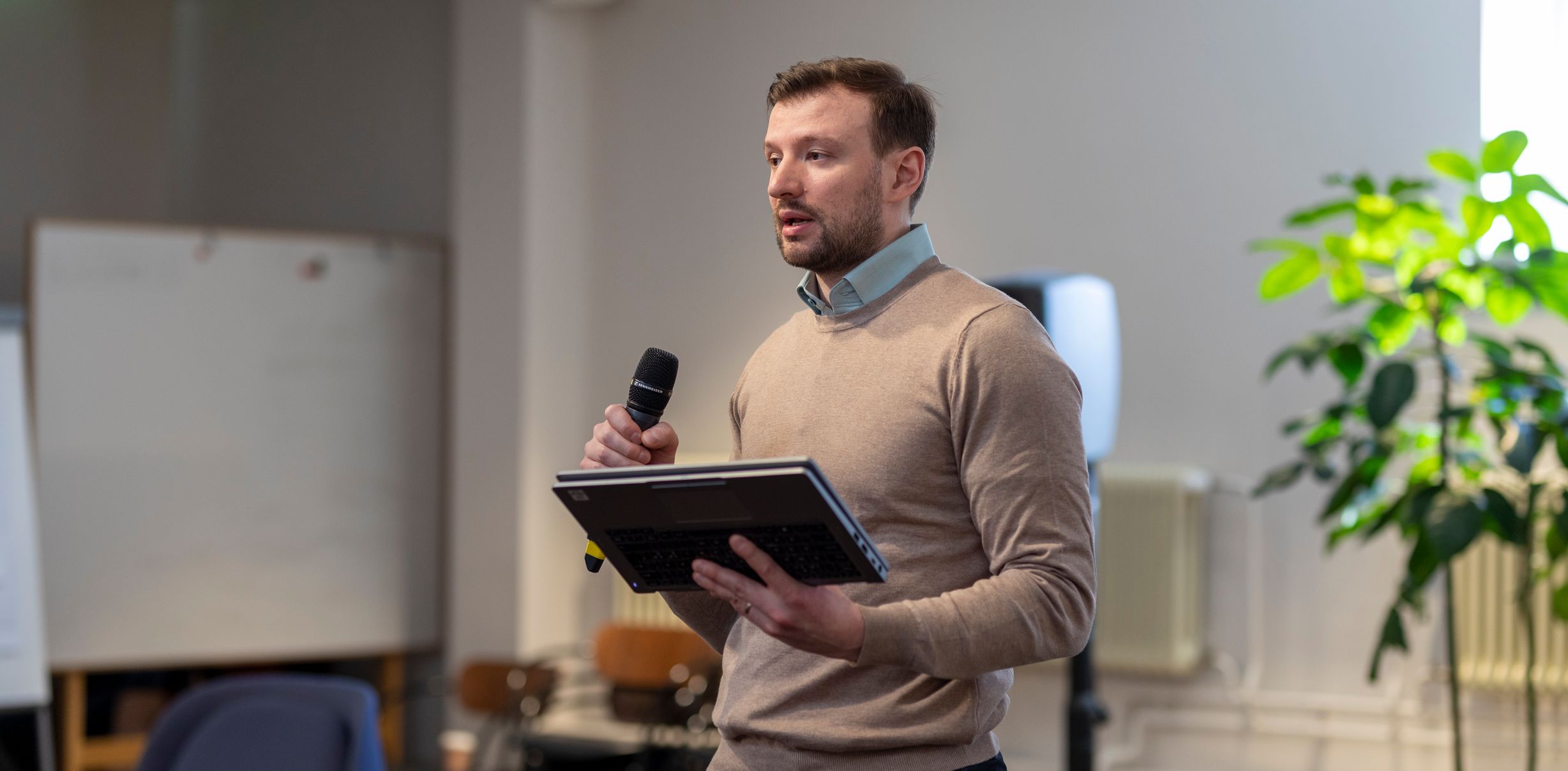 Kuvassa väitöskirjatutkija Valtteri Ahtamo Juhlarahasto Apurahajuhlassa huhtikuussa 2023