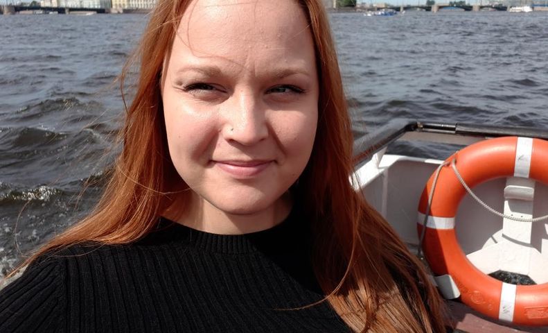 Kuva nuoresta naisesta