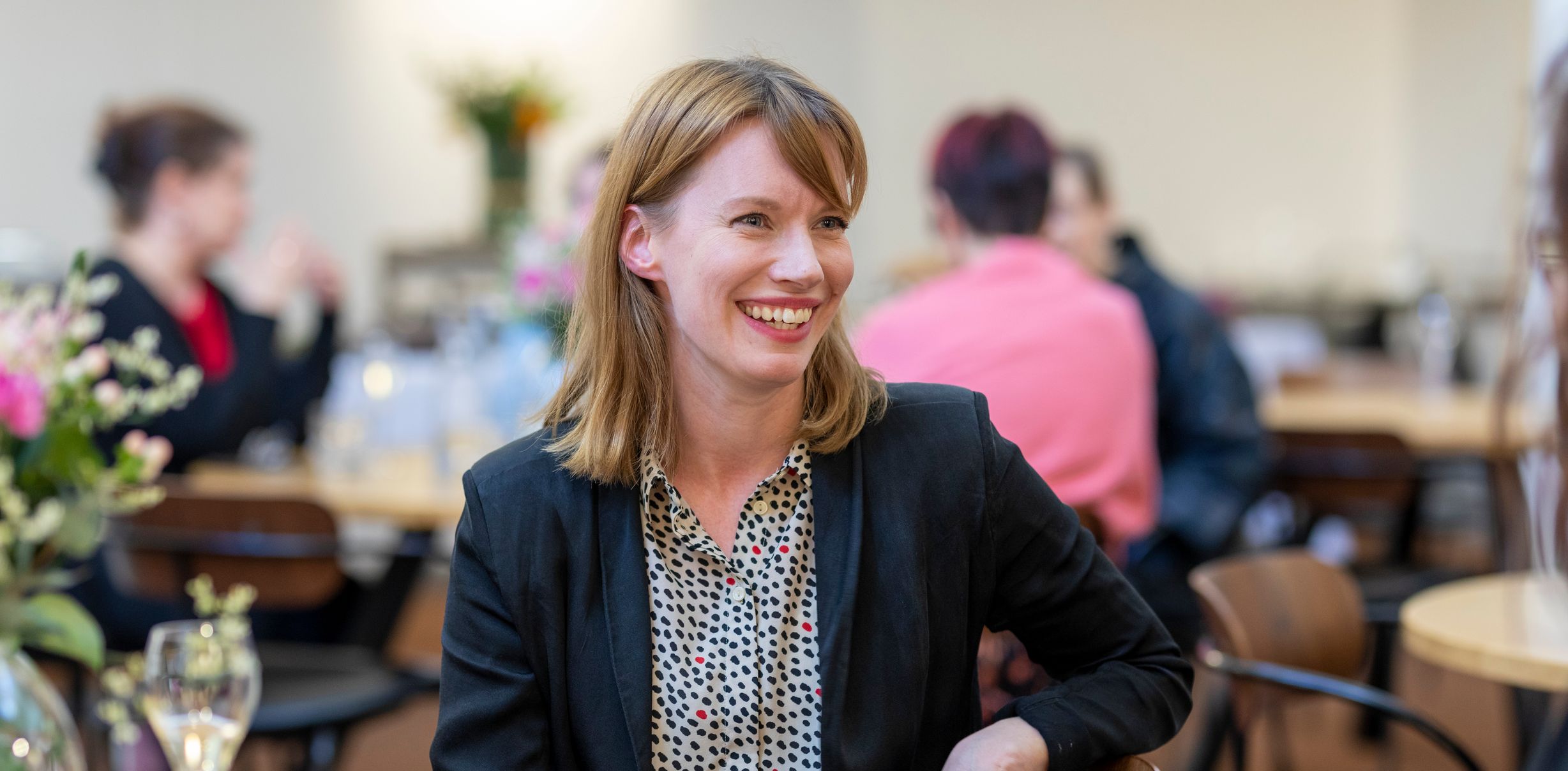 Kuvassa tutkija Pauliina Lukinmaa Juhlarahaston apurahatilaisuudessa