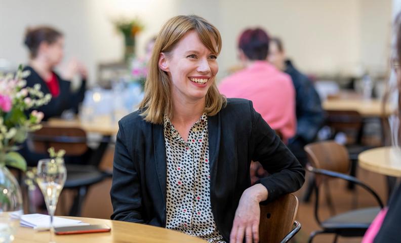 Kuvassa tutkija Pauliina Lukinmaa Juhlarahaston apurahatilaisuudessa