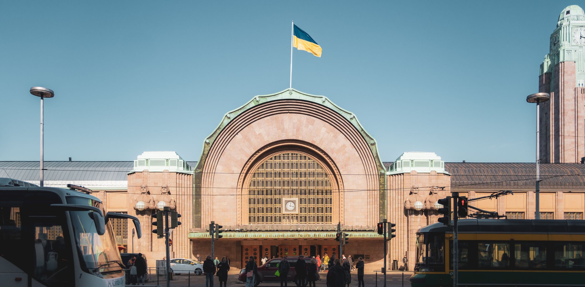 Kuva Helsingin päärautatieasemasta, jonka lipputangossa liehuu Ukrainan lippu