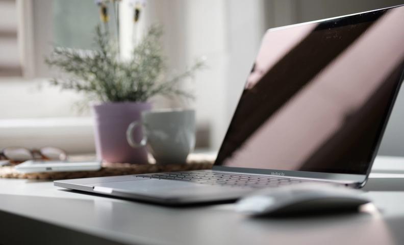 Kuva työpöydästä, jolla on kannettava tietokone