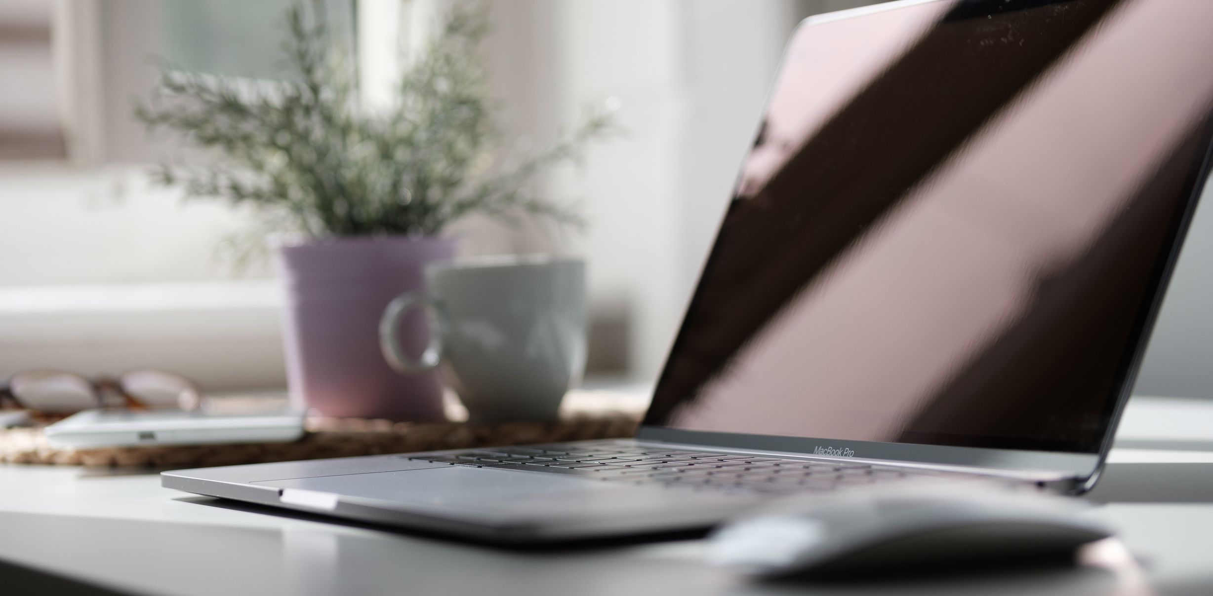 Kuva työpöydästä, jolla on kannettava tietokone