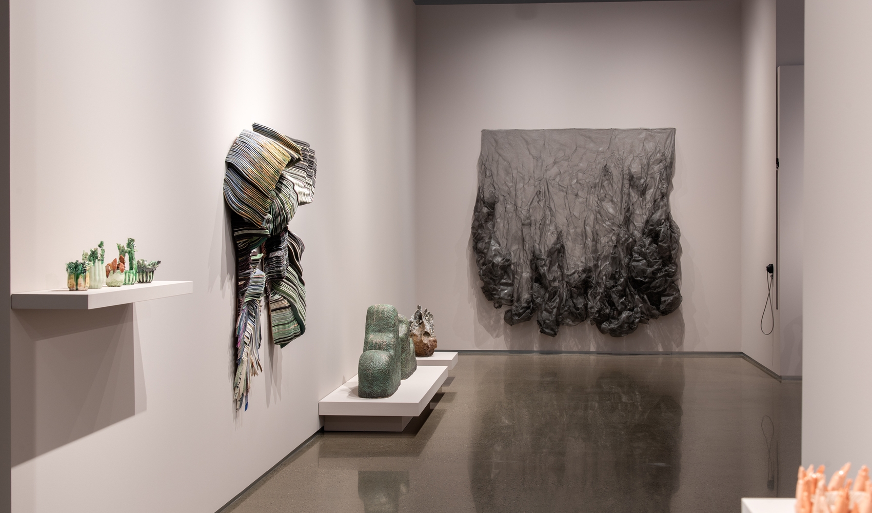 Et hjørne i utstillingen med arbeider i keramikk og tekstil