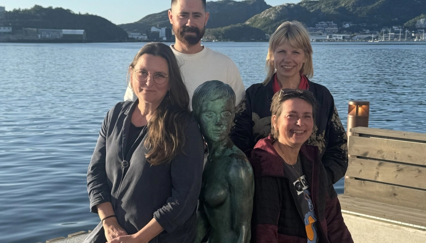 Juryen for Årsutstillingen 2026 er fotografert foran sjø og fjell