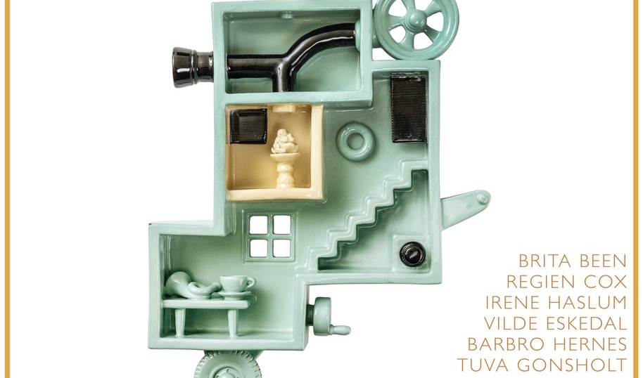 Utstillingsplakat med bilde av et kunstverk samt deltakende kunstneres navn oppramset