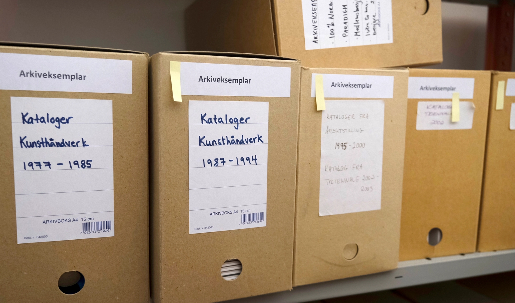 Arkivbokser som inneholder kataloger om kunsthåndverk