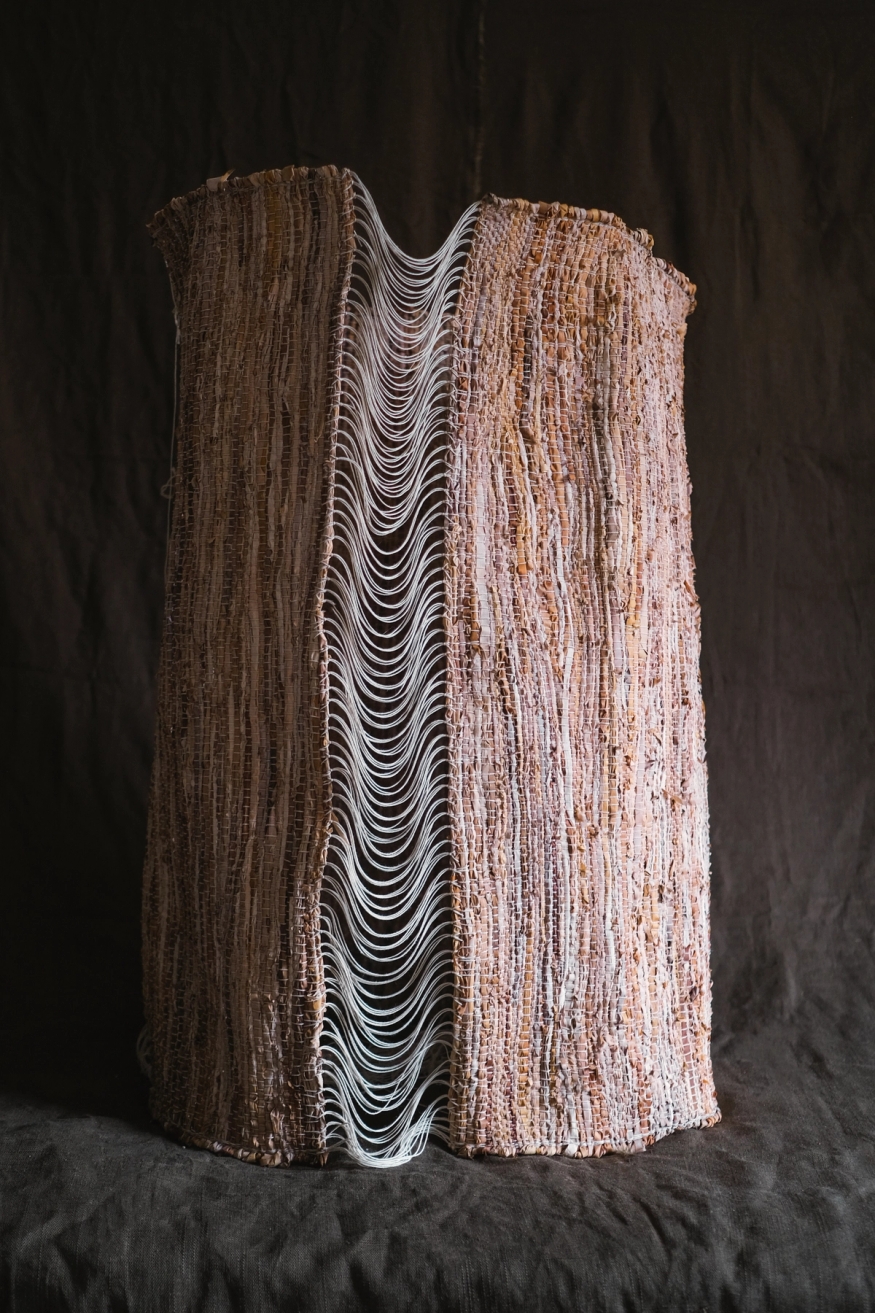 Bildet viser et kunstverk av vevd tekstil.