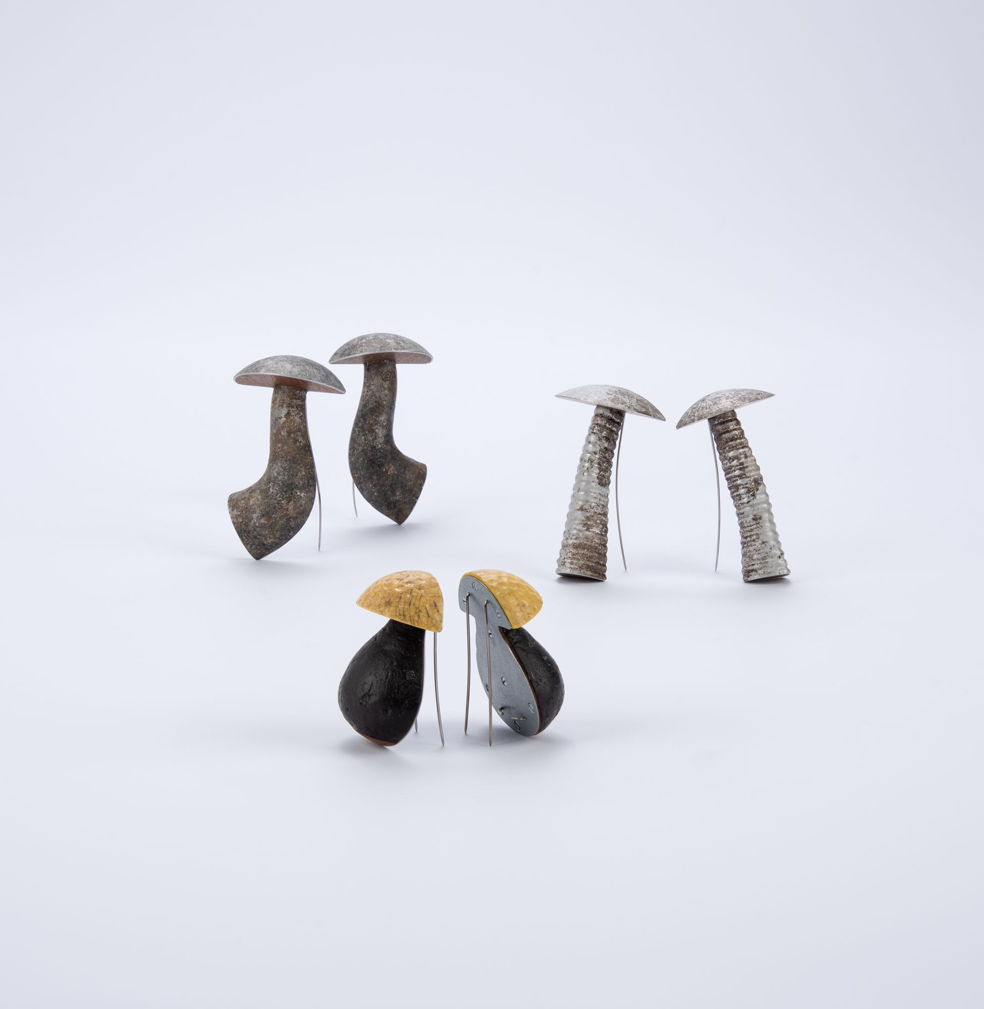 Brosjer av beaberidede, funne materialer, som forestiller sopp