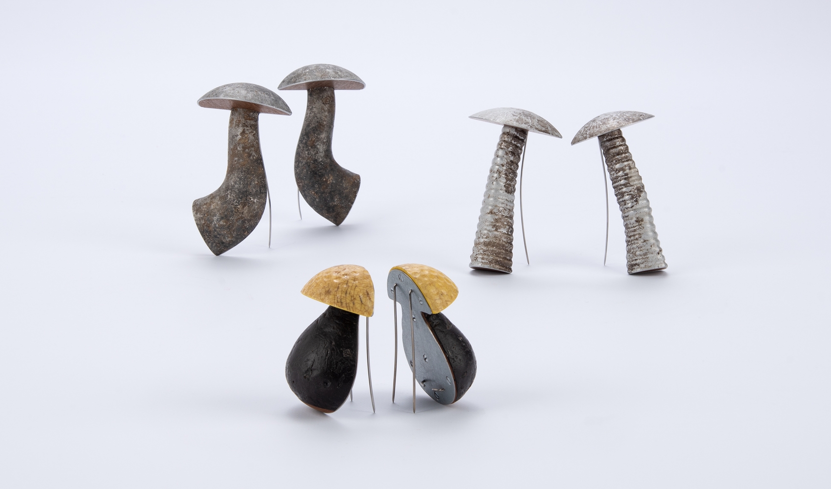 Brosjer av beaberidede, funne materialer, som forestiller sopp