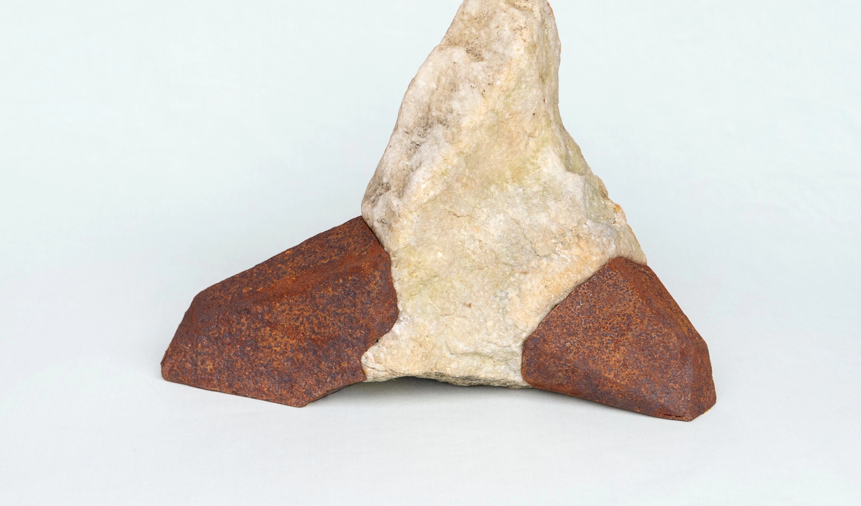 Et skulpturelt arbeid med flere sammensatte materialer