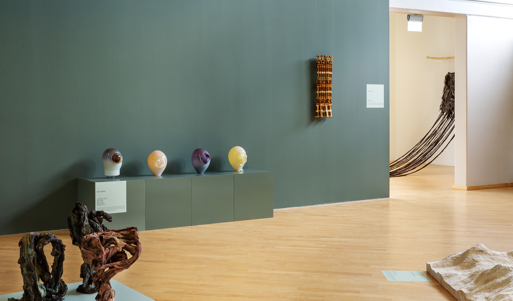 Installasjonsfoto som viser flere mindre skulpturer