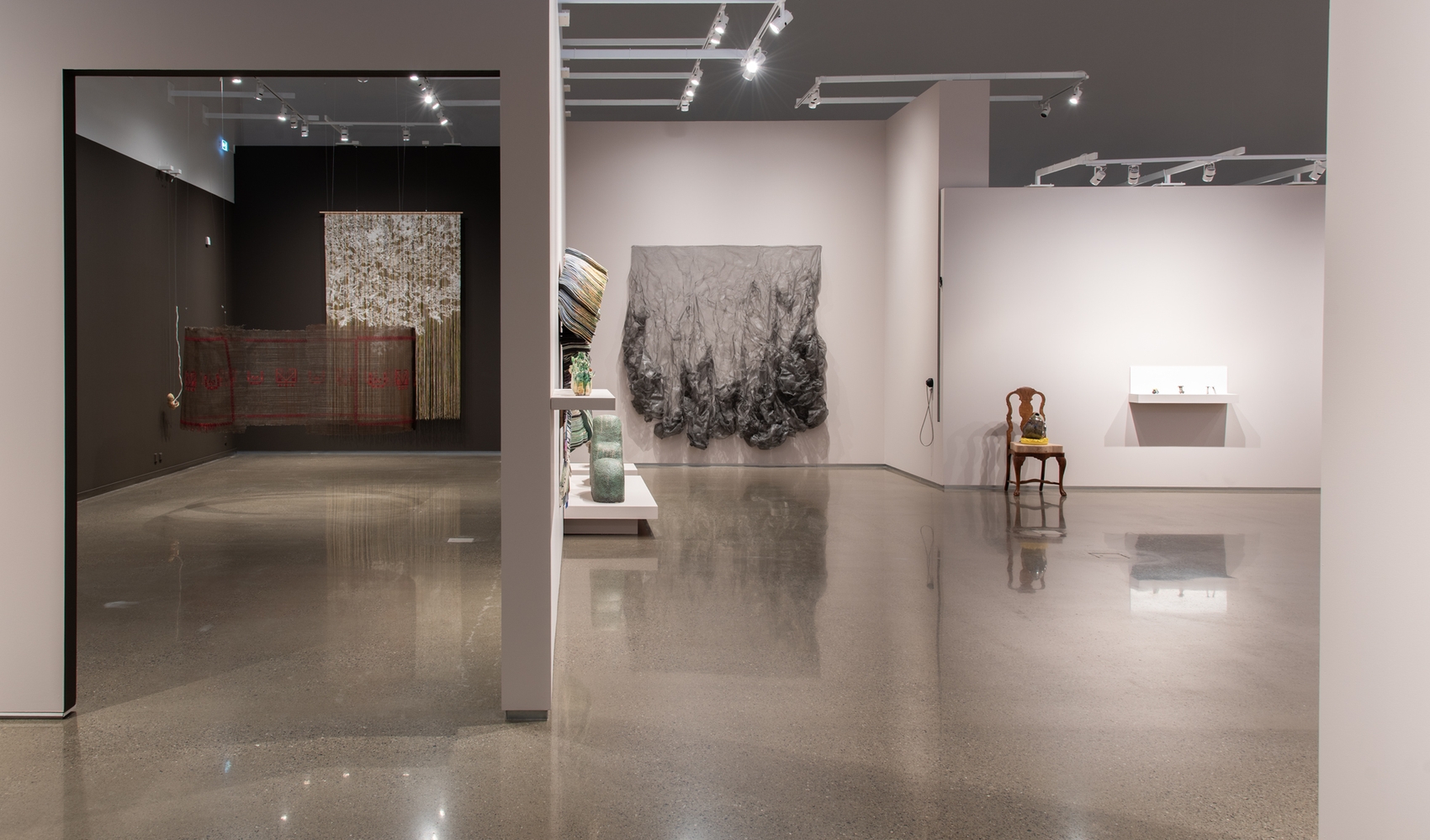 To utstillingsrom med blant annet tekstilarbeider