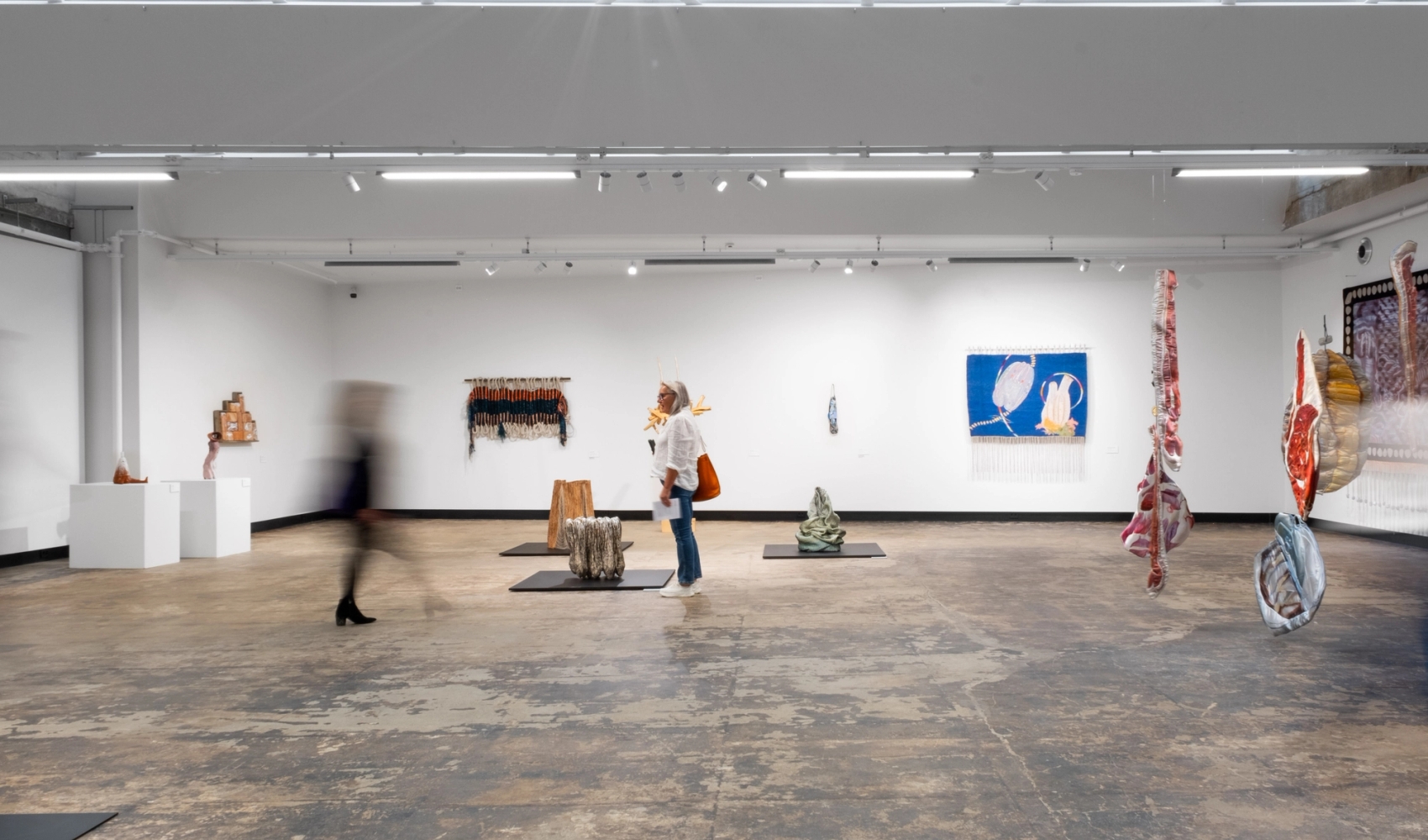 Flere kunstverk er stilt ut i et rom