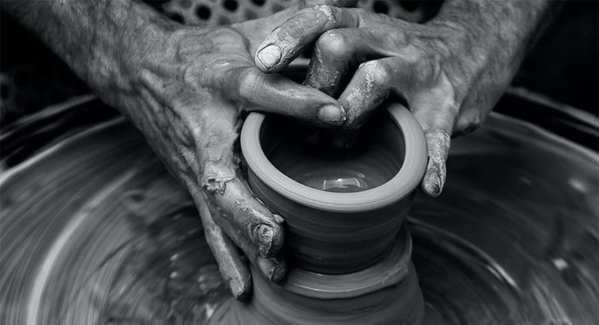 Nærbilde av dreieskive og keramikk som blir til.