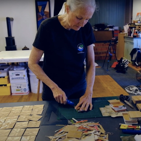 Videostillbilde av Inger Anne Nyaas i kunstnerisk prosess med Tekstil