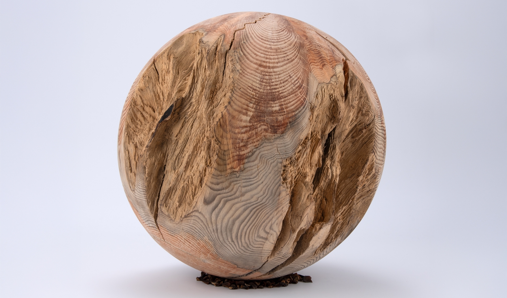 Kule i treverk med sprekker i overflaten