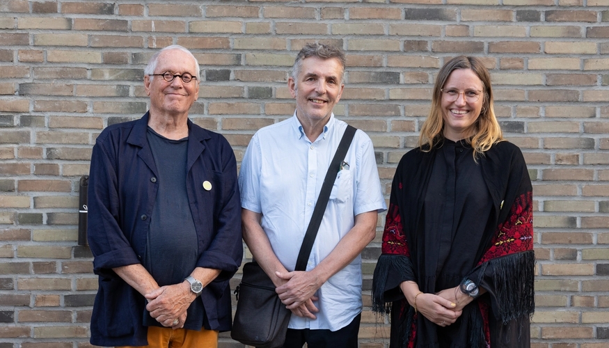 Prisvinnerne i Årsutstillingen 2024 står i gruppe utenfor K-U-K