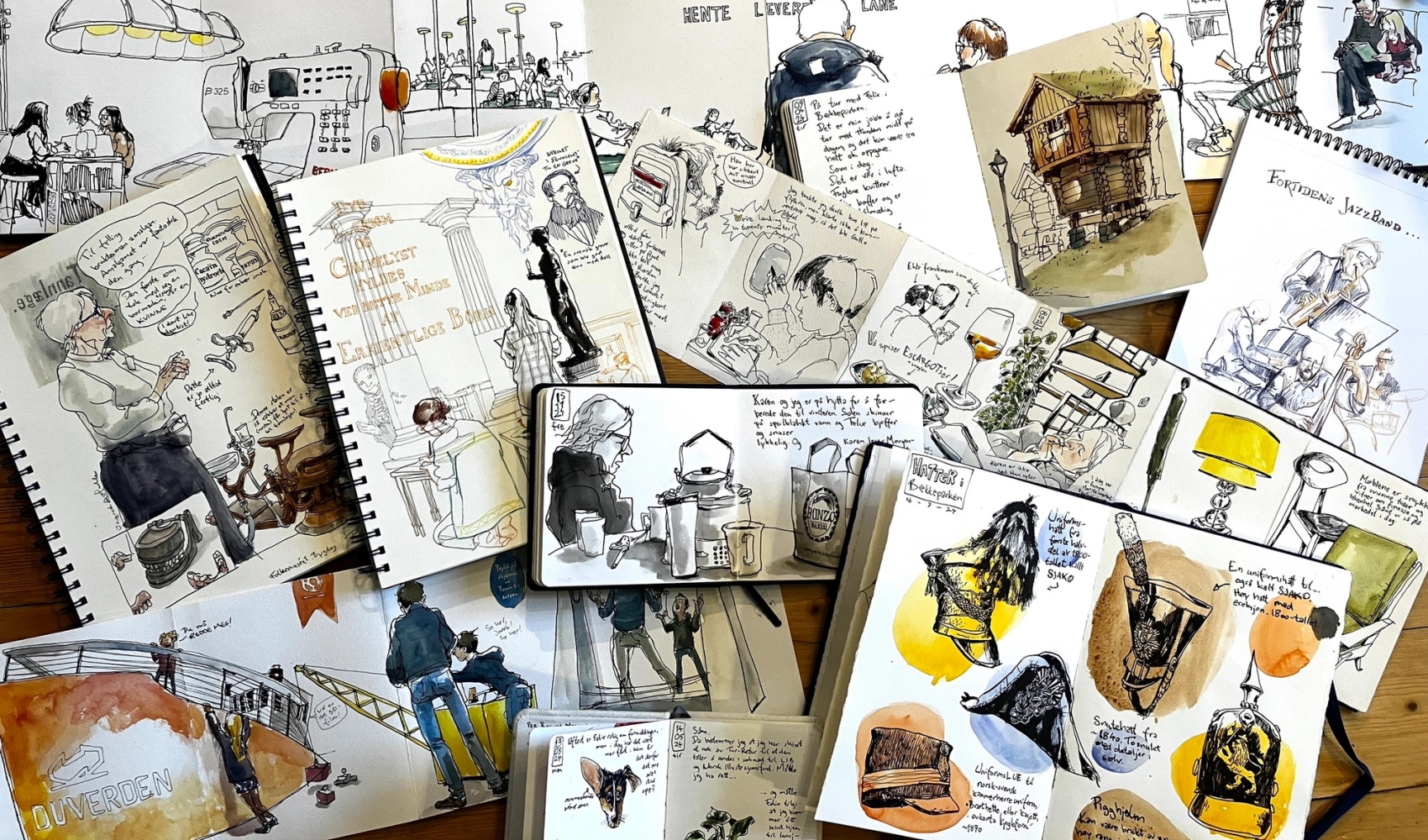 Skissebøker som ligger strødd på et bord