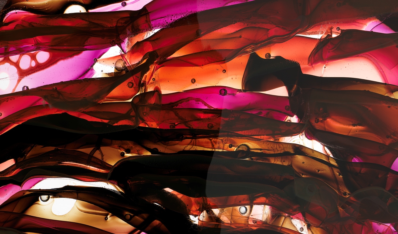 Et kunstverk i støpt glass: en stående rund skive som består av mange lag med farget glass.