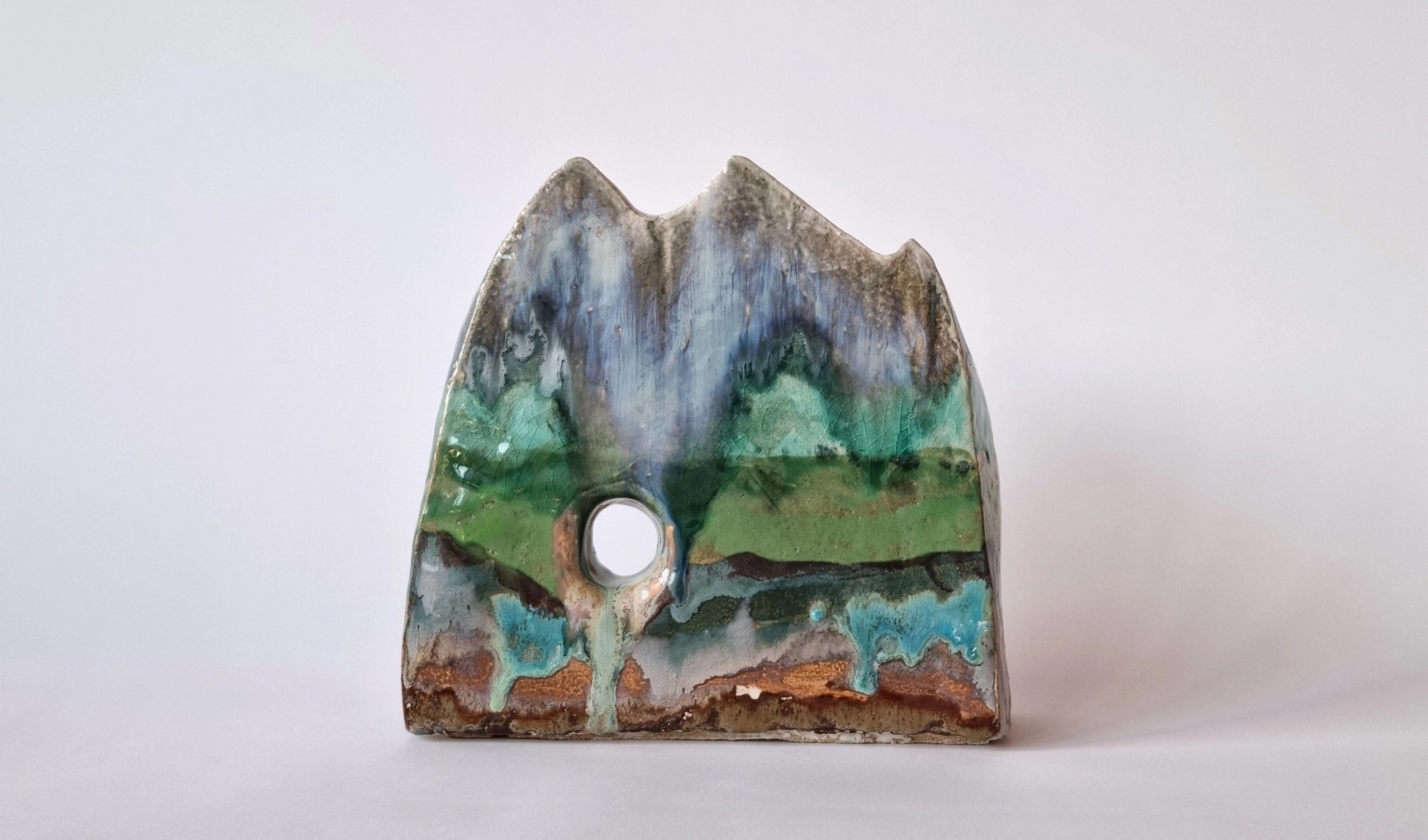 Keramisk skulptur i mange farger