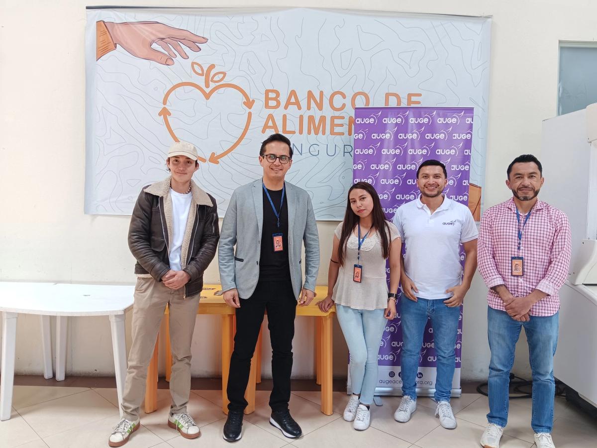 Andrés Ruiz, Daniel Jerez, Pamela Frutos, Miguel Vergara y  José Luis Cevallos, equipo de AUGE y del Banco de Alimentos de Tungurahua.