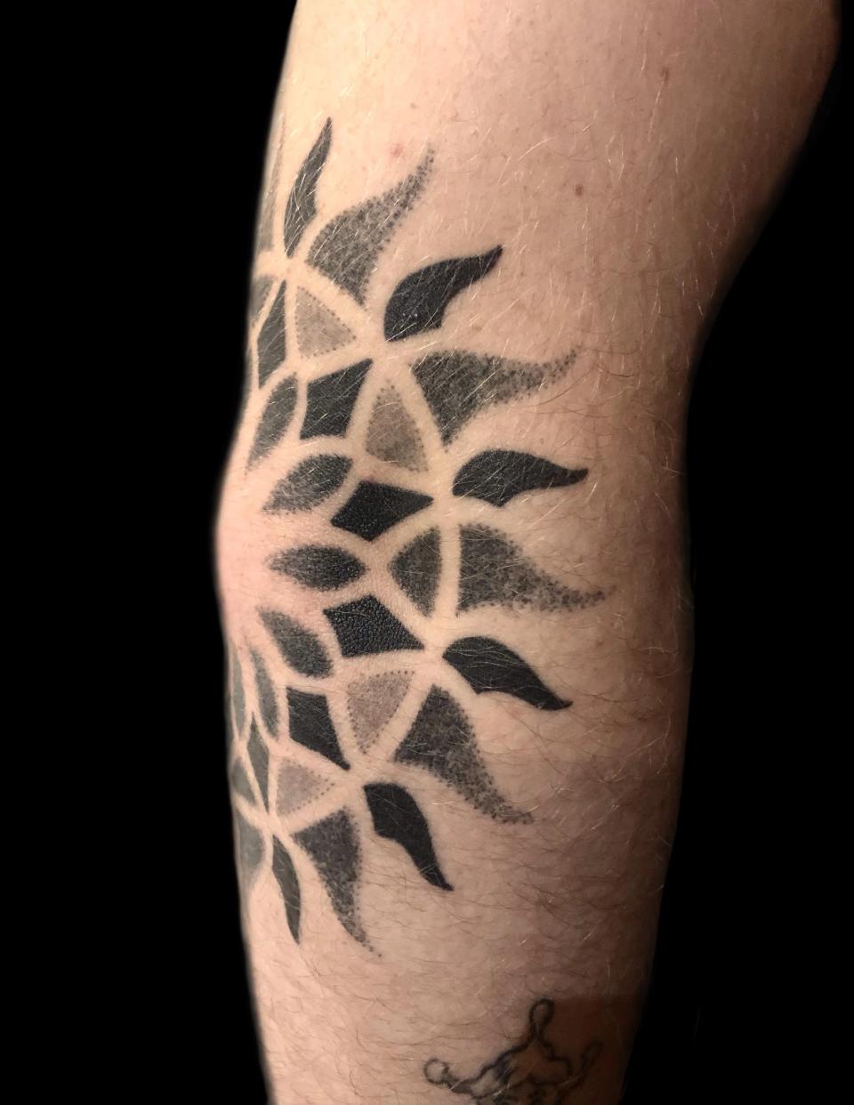 knee cap sun tattoo