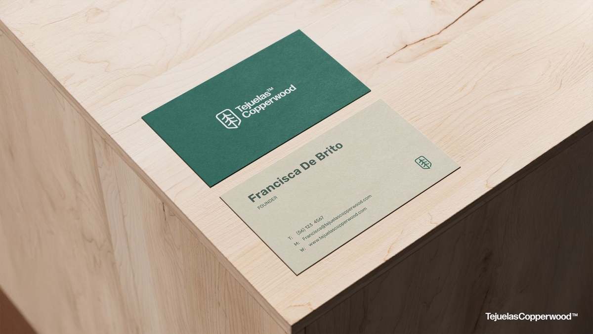 Tarjetas de presentación de Tejuelas Copperwood sobre superficie de madera