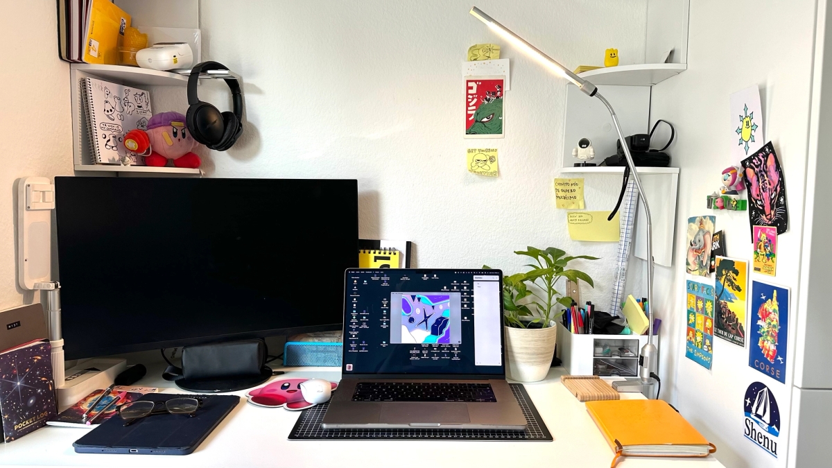 Escritorio de trabajo de Luca R. con laptop, pantalla y decoración de videojuegos