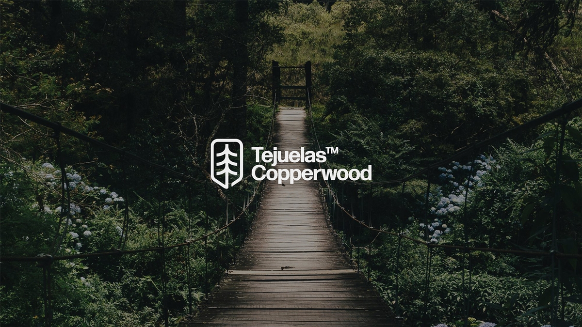 Logo de Tejuelas Copperwood sobre puente de madera en bosque