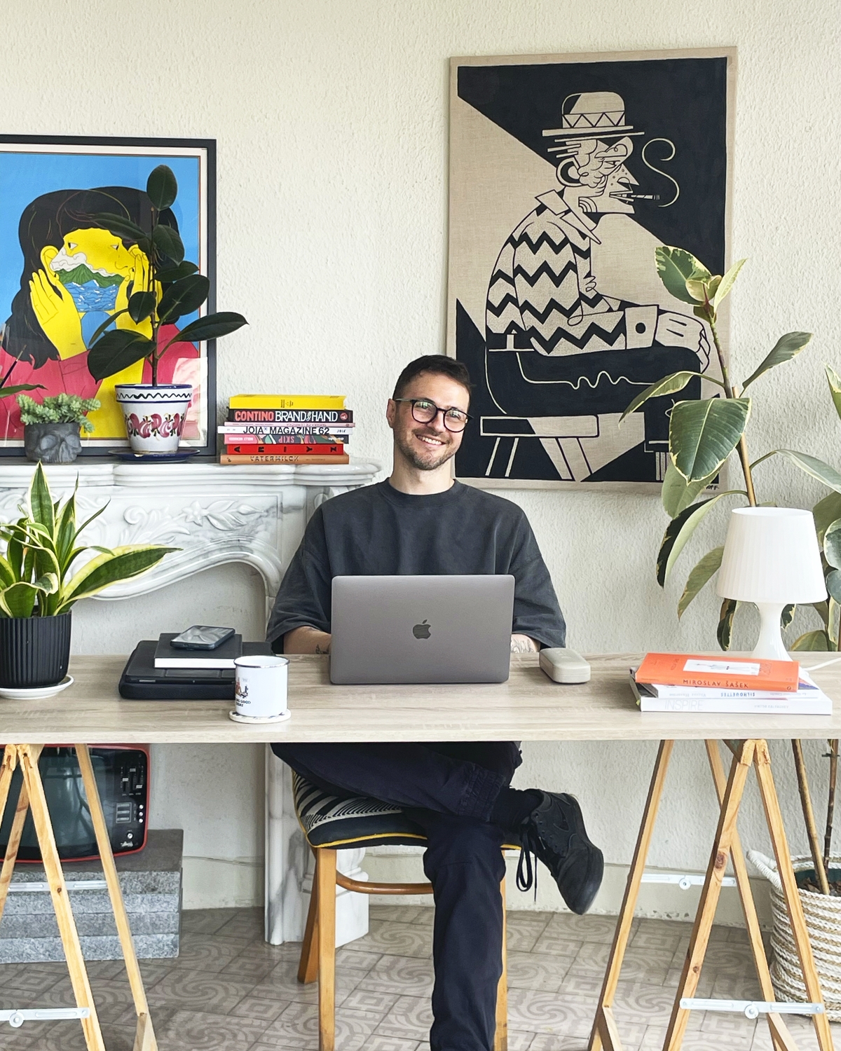 Tomás V. en su estudio de diseño en Barcelona