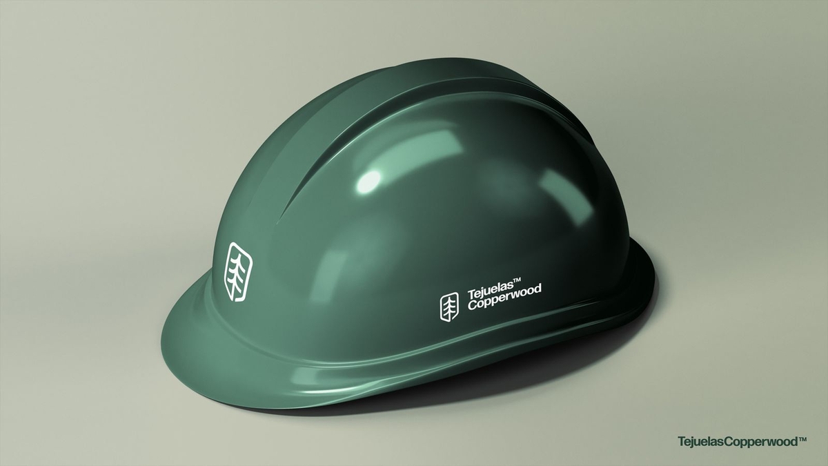 Casco de construcción verde con logo de Tejuelas Copperwood