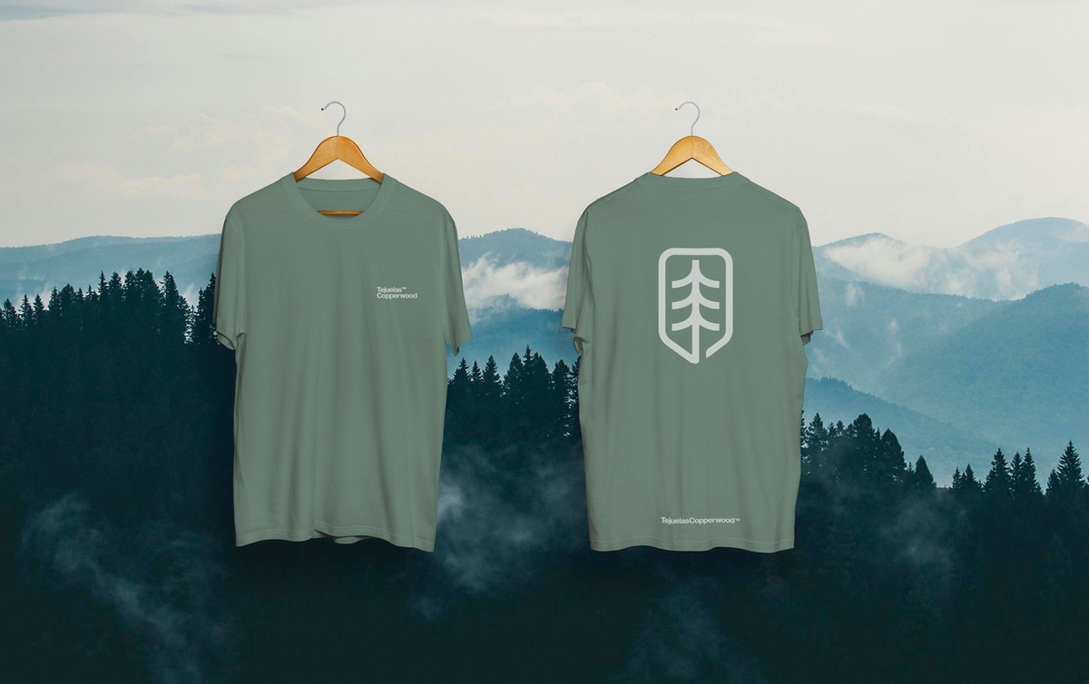 Polera con identidad visual de Tejuelas Copperwood, vistas de frente y espalda