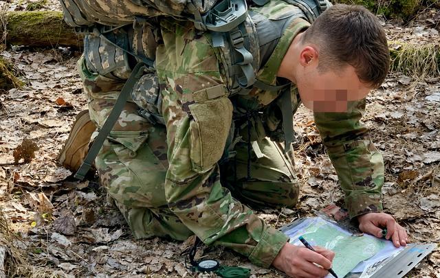 SFAS candidate preparing his route