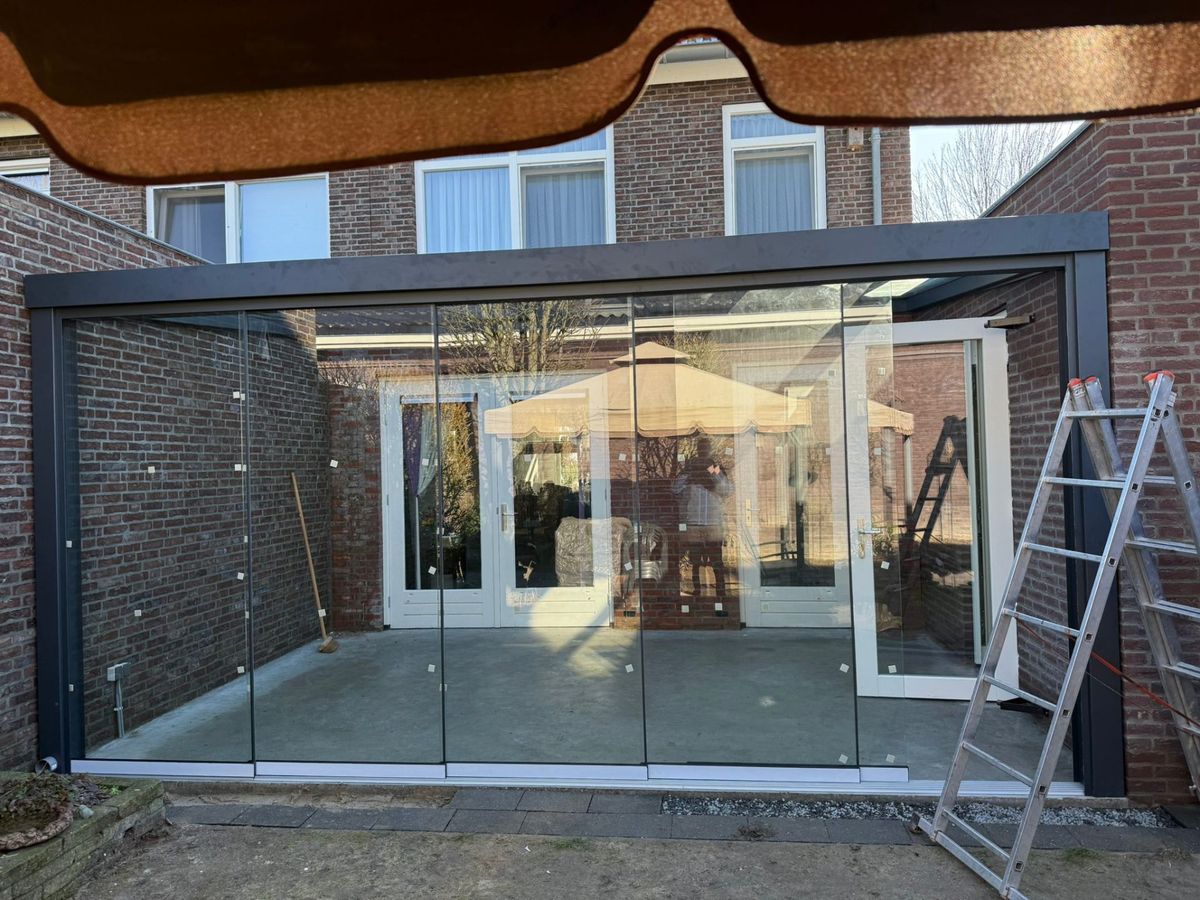 Glazen schuifwand installatie
