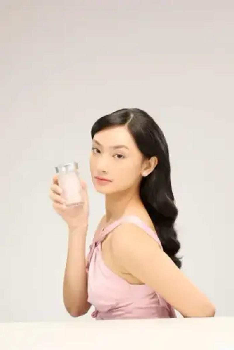 Wanita muda dengan kulit sehat — collagen banking dimulai dari usia 20-an untuk menjaga cadangan kolagen jangka panjang